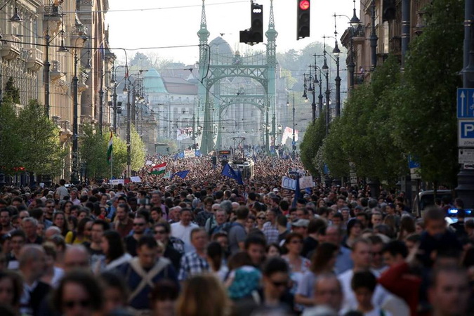 Zatvaranje i odbrana CEU