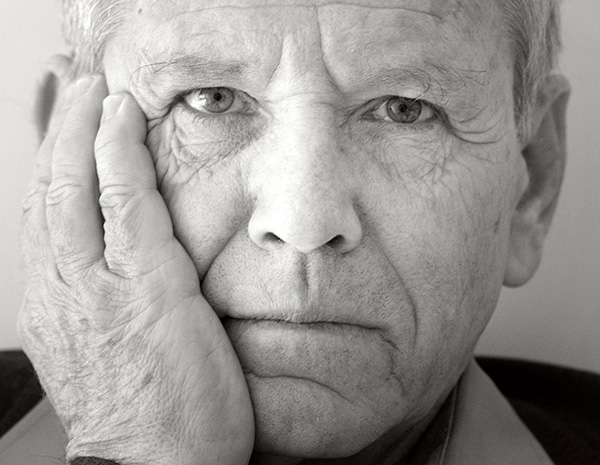 Preminuo Amos Oz